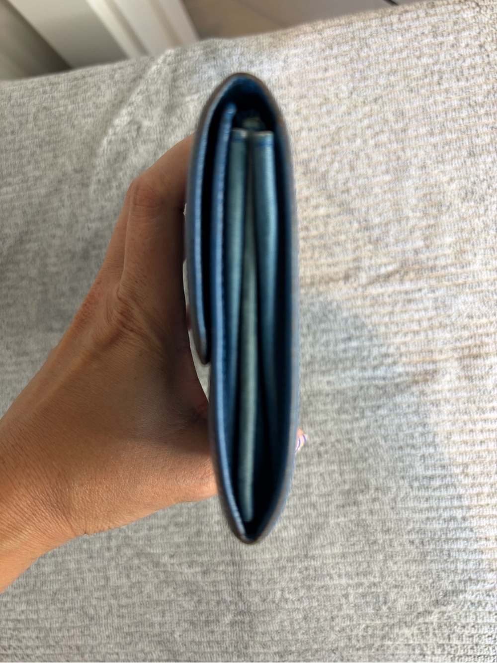 Louis Vuitton Toledo Blue Epi Leather Sarah Wallet - Picture 4 of 15
